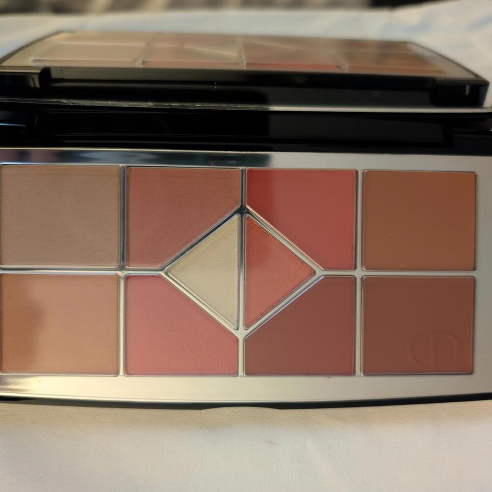 Dior Pink and Red Eyeshadow Palette Luxurious Makeup - Picture 3 of 4